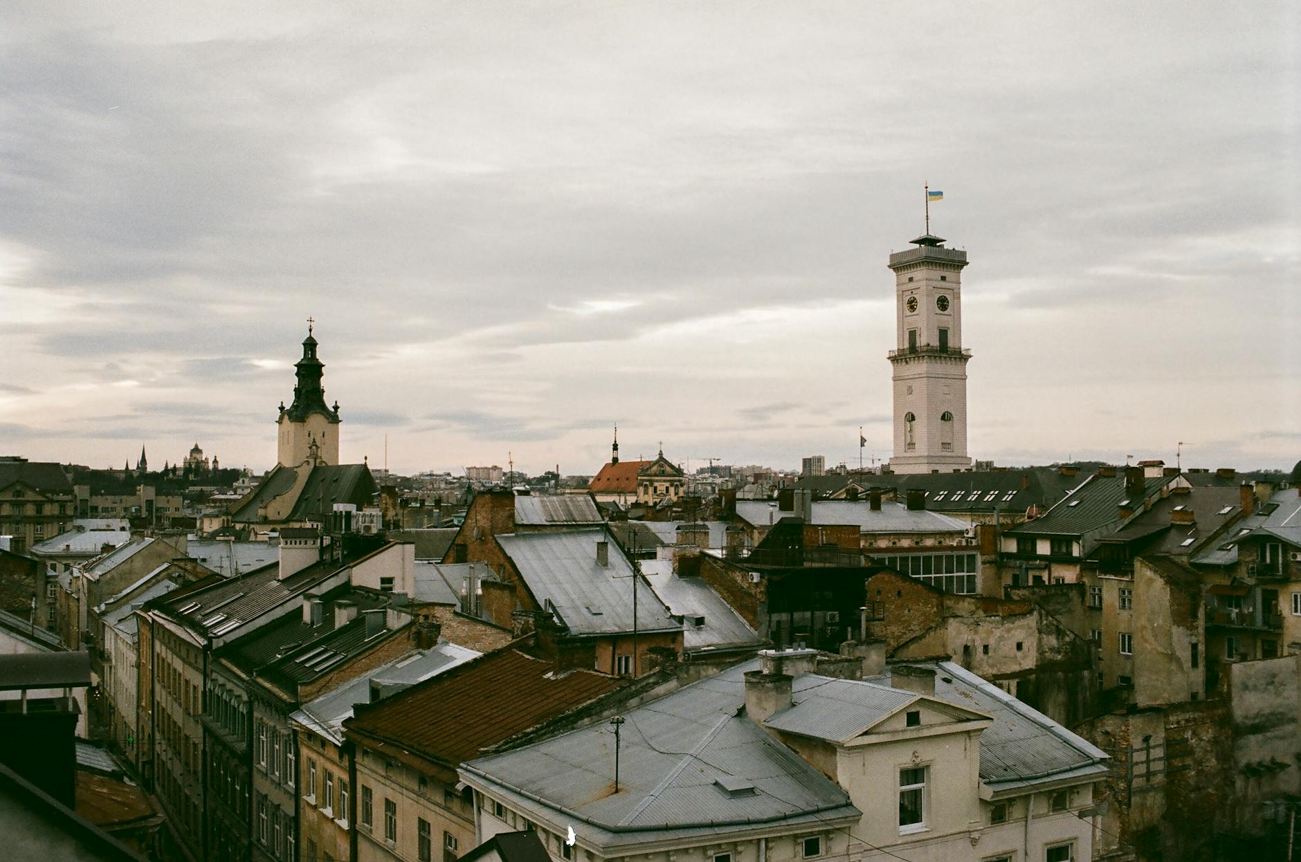 Panorama Lwowa z lotu ptaka z historyczną zabudową i wieżami