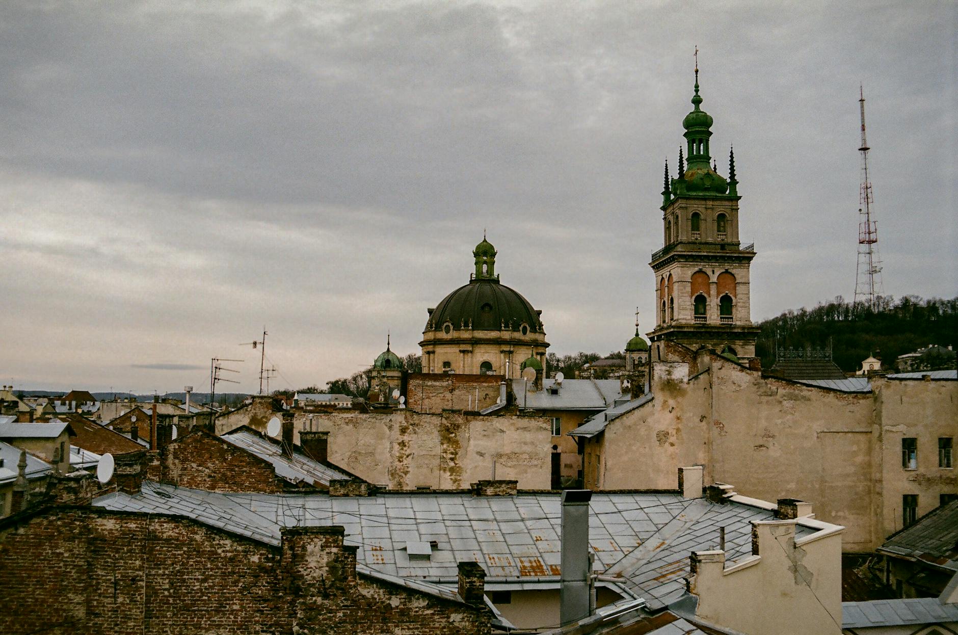 Panorama zabytkowych kamienic i kopuł świątyń we Lwowie
