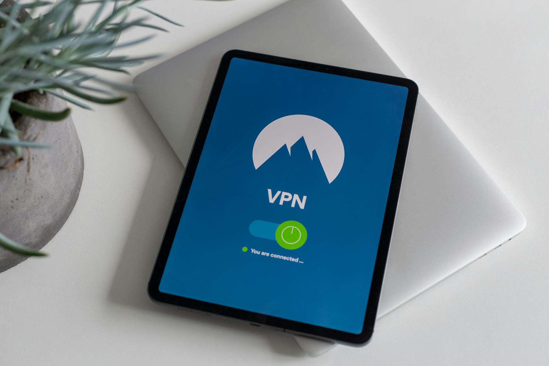 Tablet z uruchomioną aplikacją VPN jako symbol firmowego bezpieczeństwa