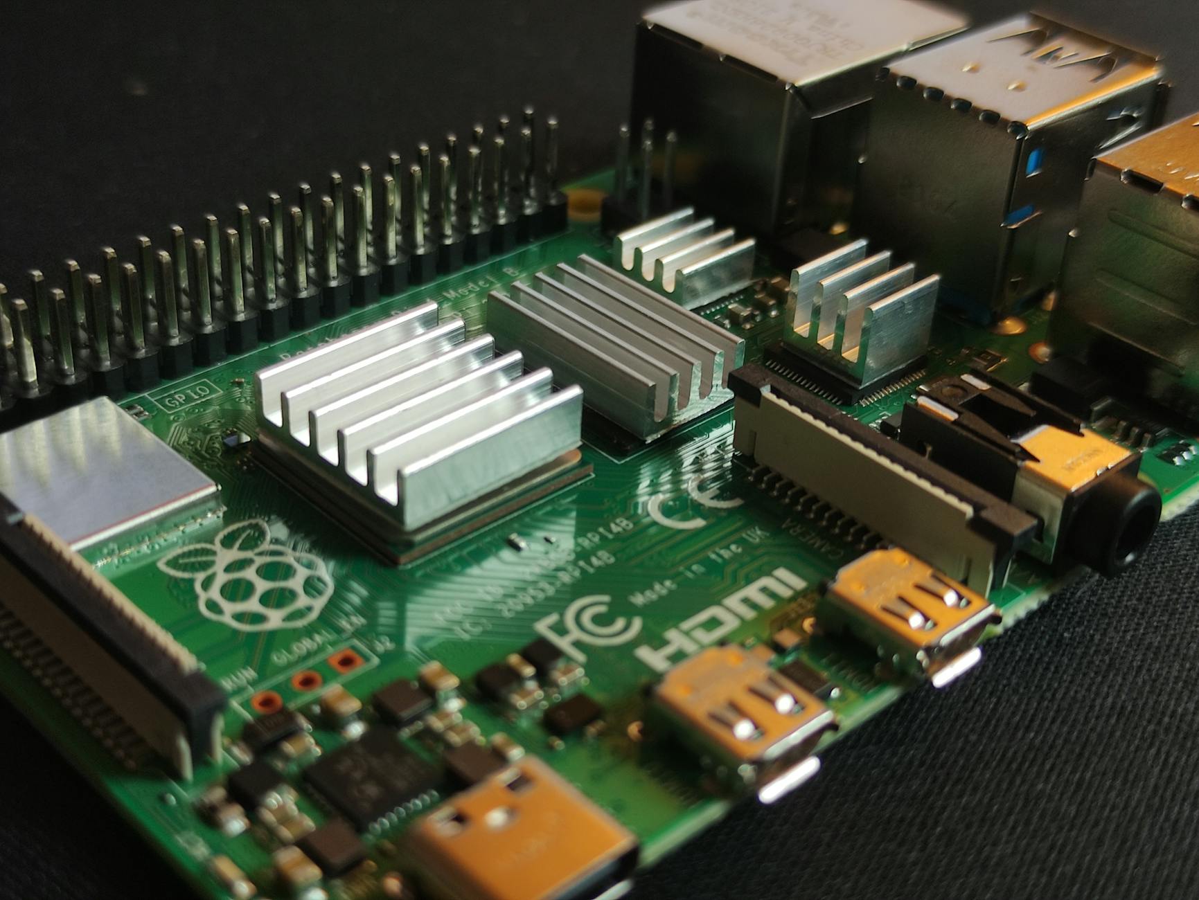 Zbliżenie płytki Raspberry Pi z widocznymi komponentami elektroniki