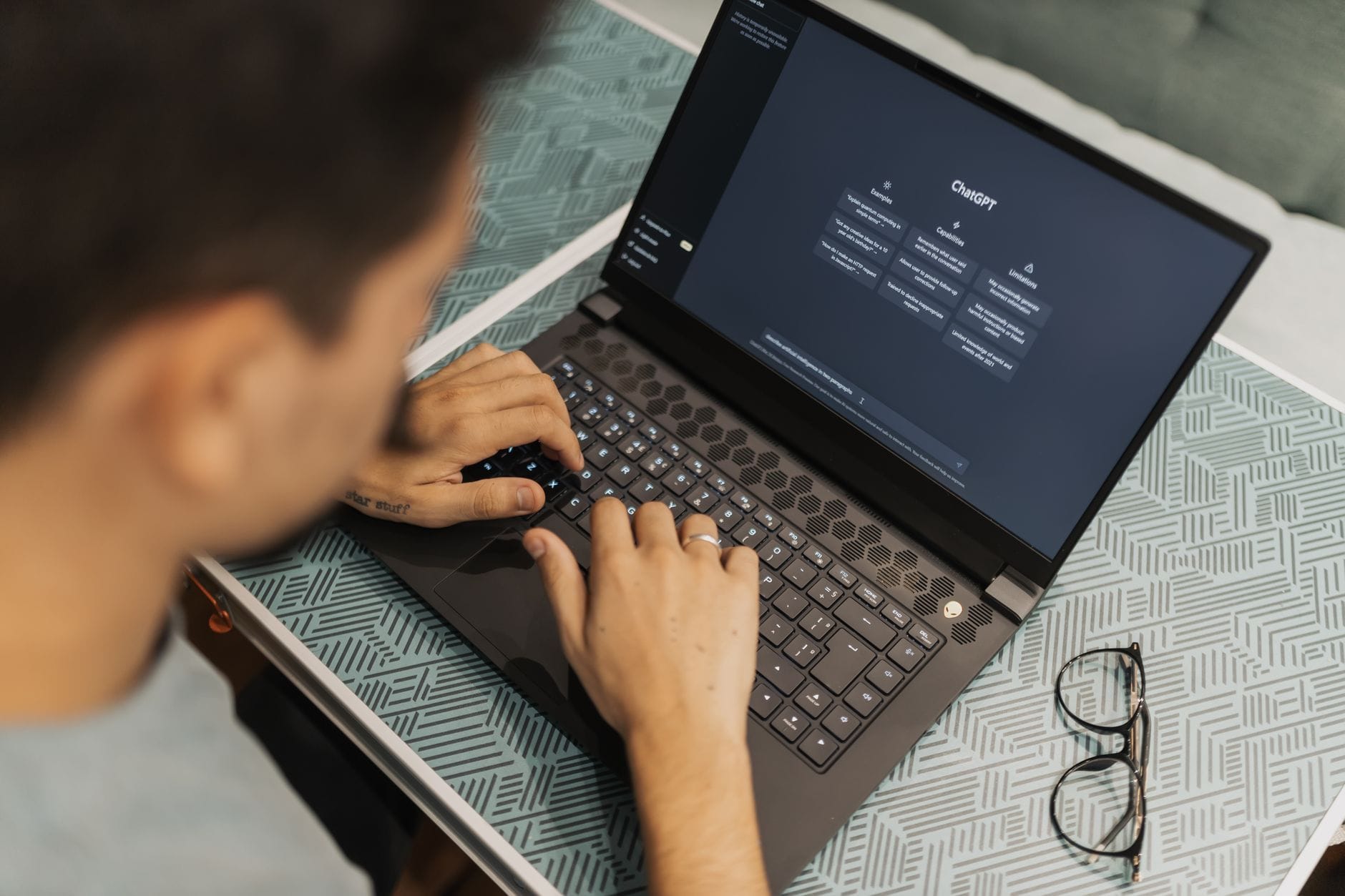 Mężczyzna w okularach pracuje na laptopie z lokalnym modelem AI