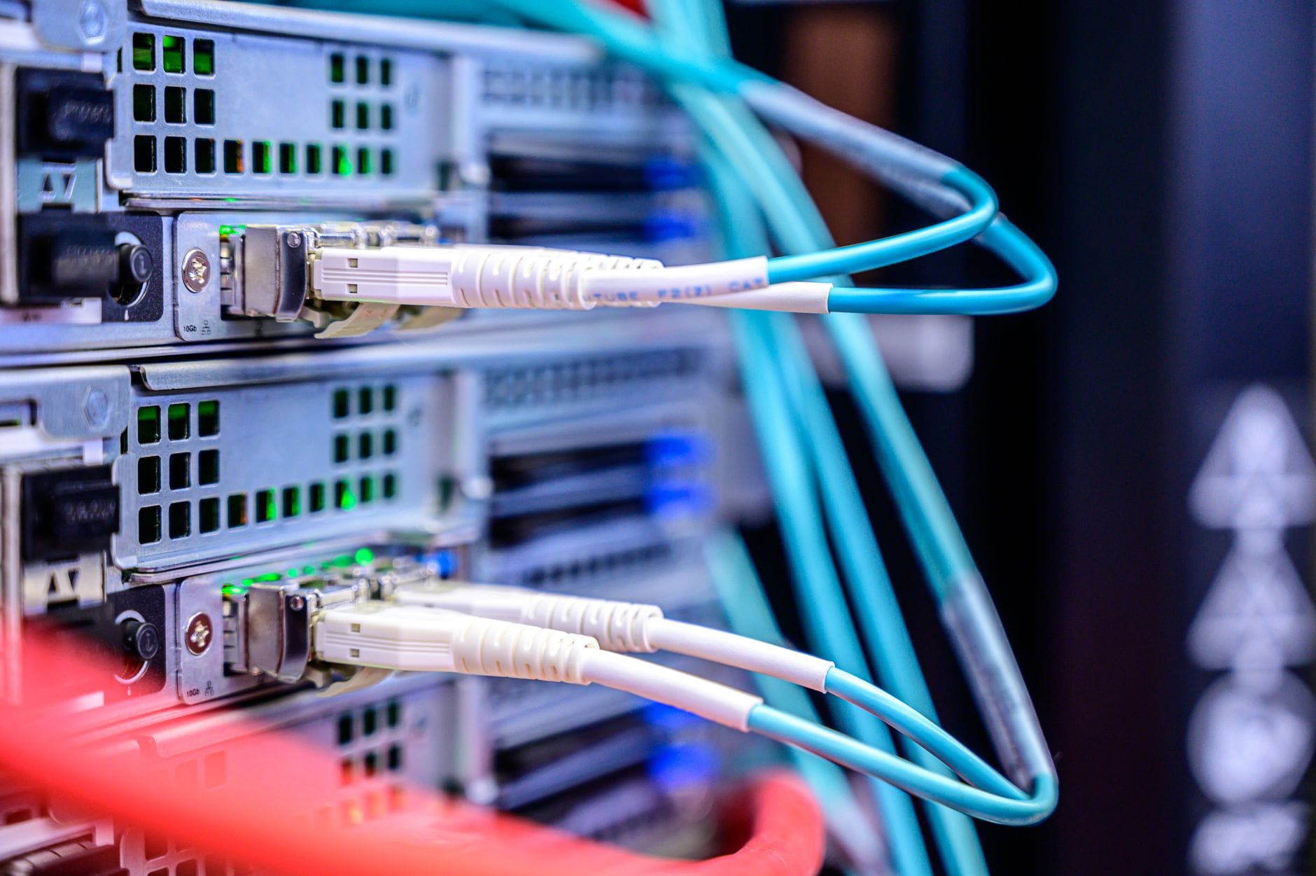 Kable Ethernet podłączone do portów serwera w centrum danych