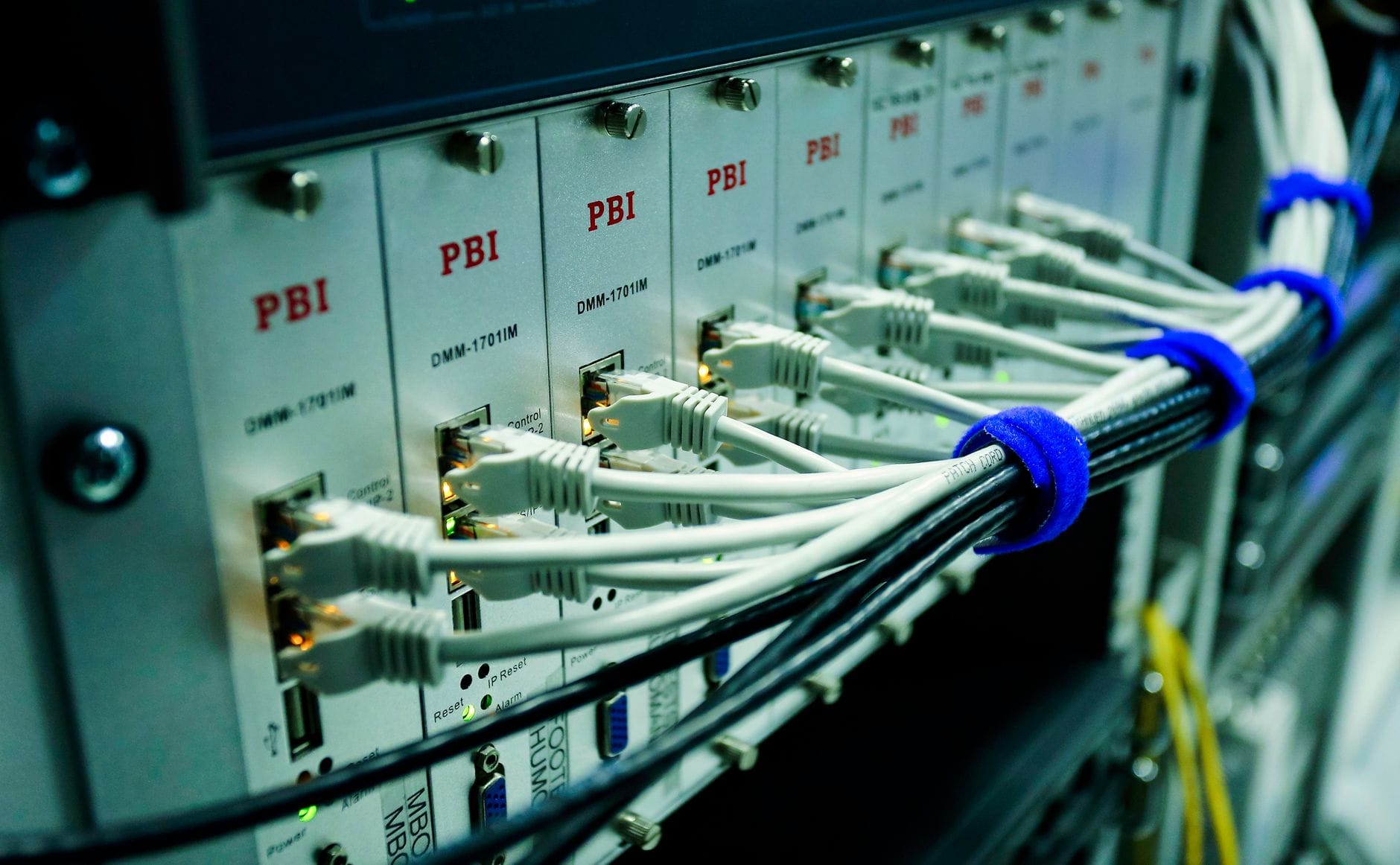 Kable ethernet podłączone do przełącznika sieciowego w serwerowni
