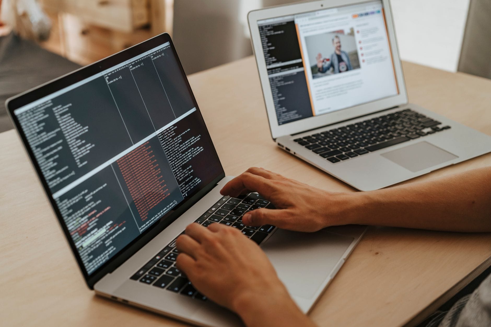 Porównanie Pythona i Node.js: co lepiej nada się do twojego pierwszego API Programista piszący kod na laptopie przy tworzeniu API