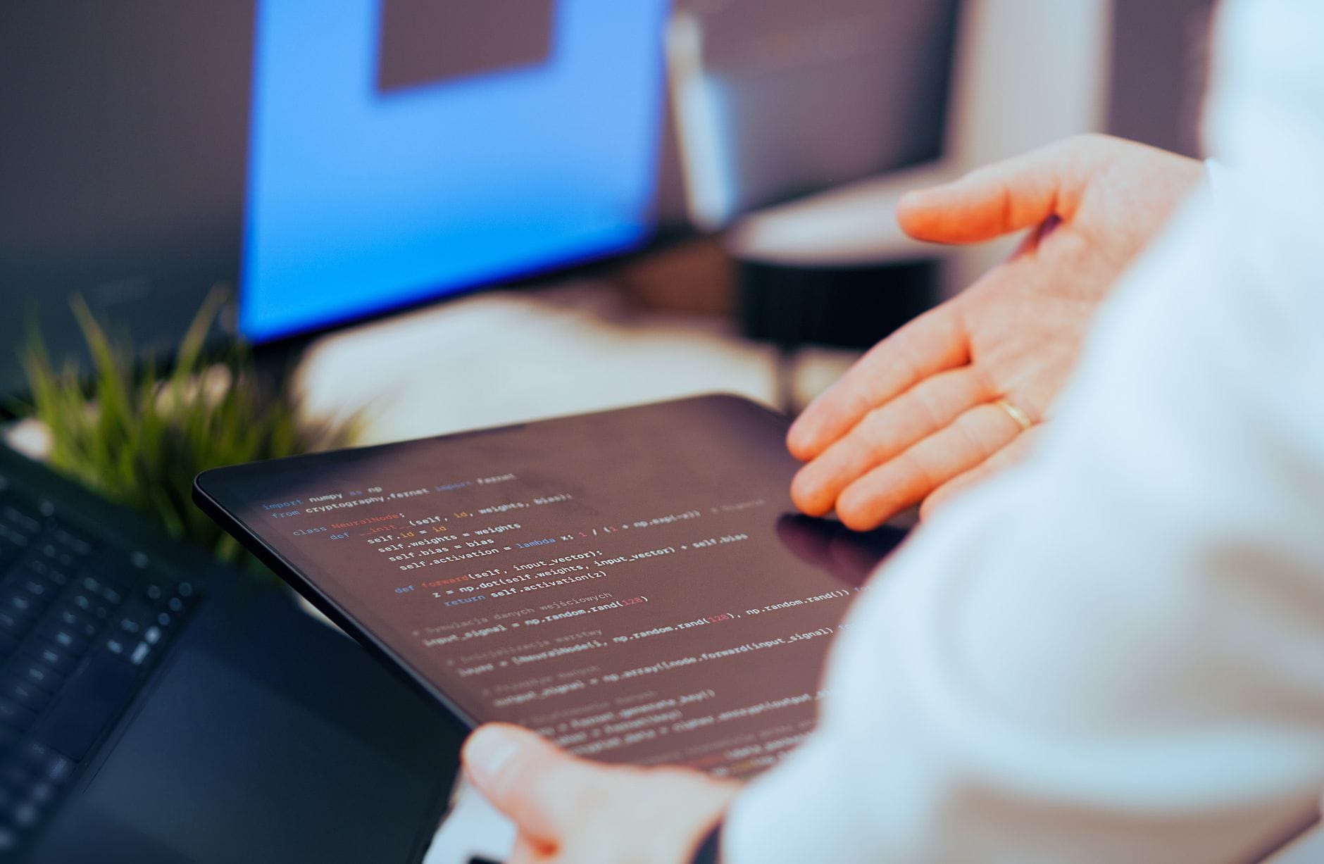 Jak wybrać język programowania, który ułatwi audyt bezpieczeństwa i spełnienie wymogów RODO w praktyce Programista analizuje kod na tablecie w nowoczesnym biurze