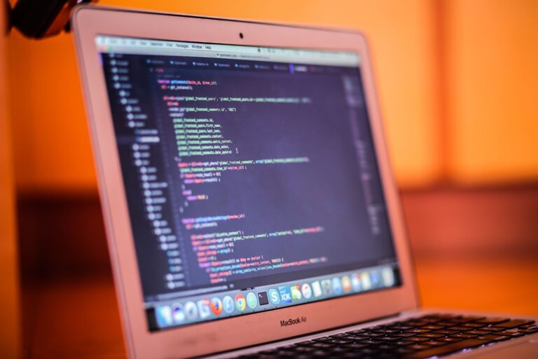 Laptop z wyświetlonym kodem programu Python