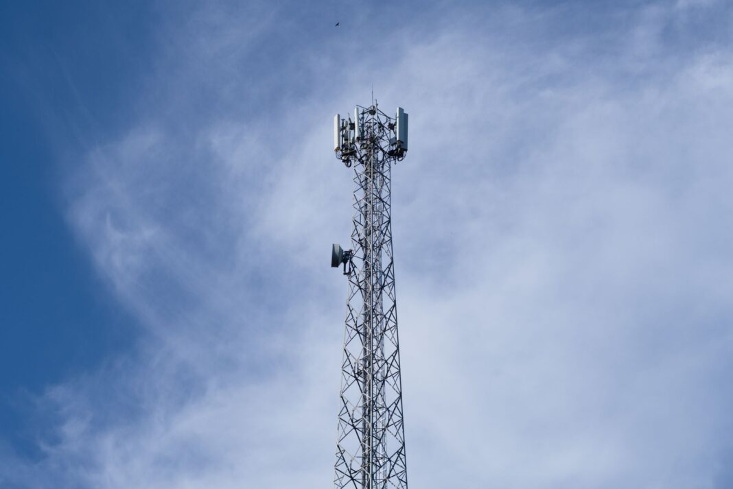 Metalowa wieża telekomunikacyjna na tle błękit Metalowa wieża telekomunikacyjna na tle błękit
