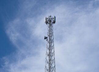 Metalowa wieża telekomunikacyjna na tle błękit