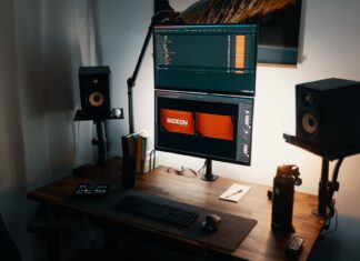 Nowoczesne stanowisko pracy z dwoma monitorami i g