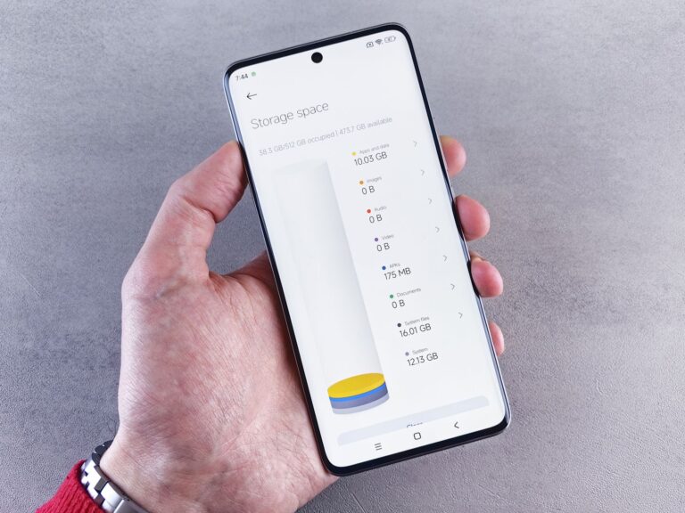 Smartfon z ekranem pokazującym zajętość pamię