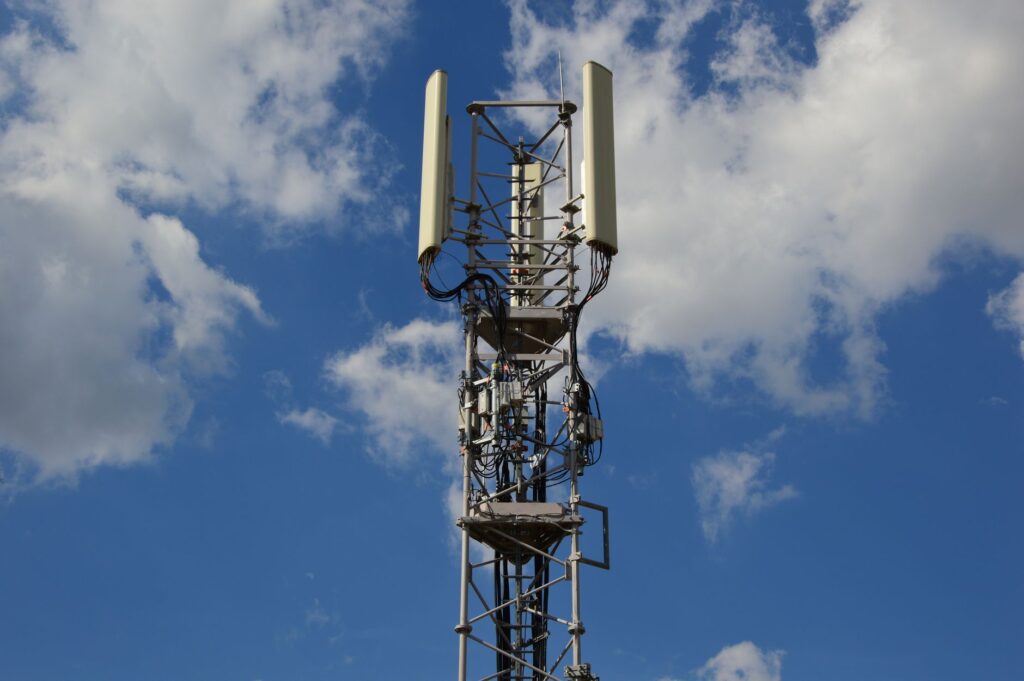 Wieża telekomunikacyjna 5G na tle błękitnego nieba