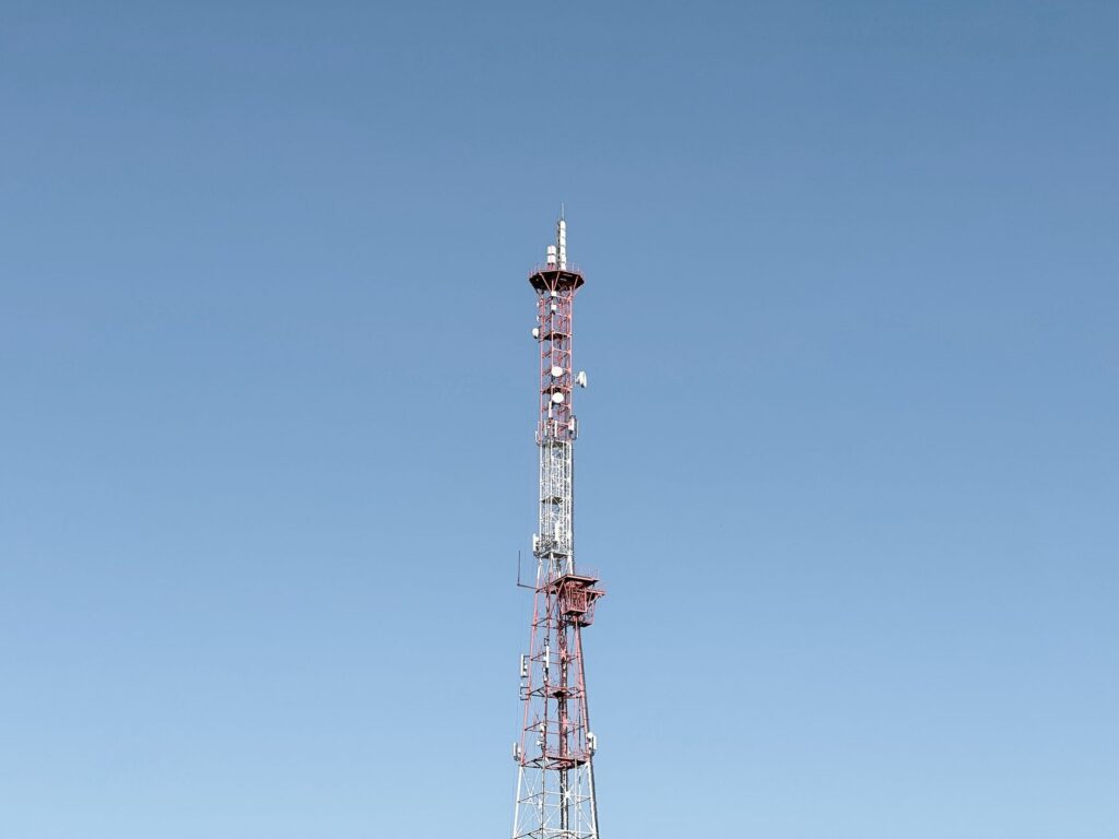 Wieża telekomunikacyjna na tle bezchmurnego nieba